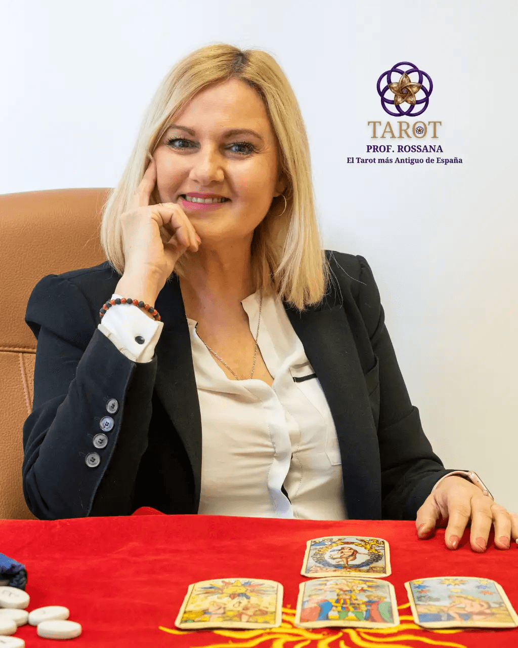 Estela, tarotista del gabinete Tarot Profesora Rossana, en la mesa de consulta presencial con el tarot