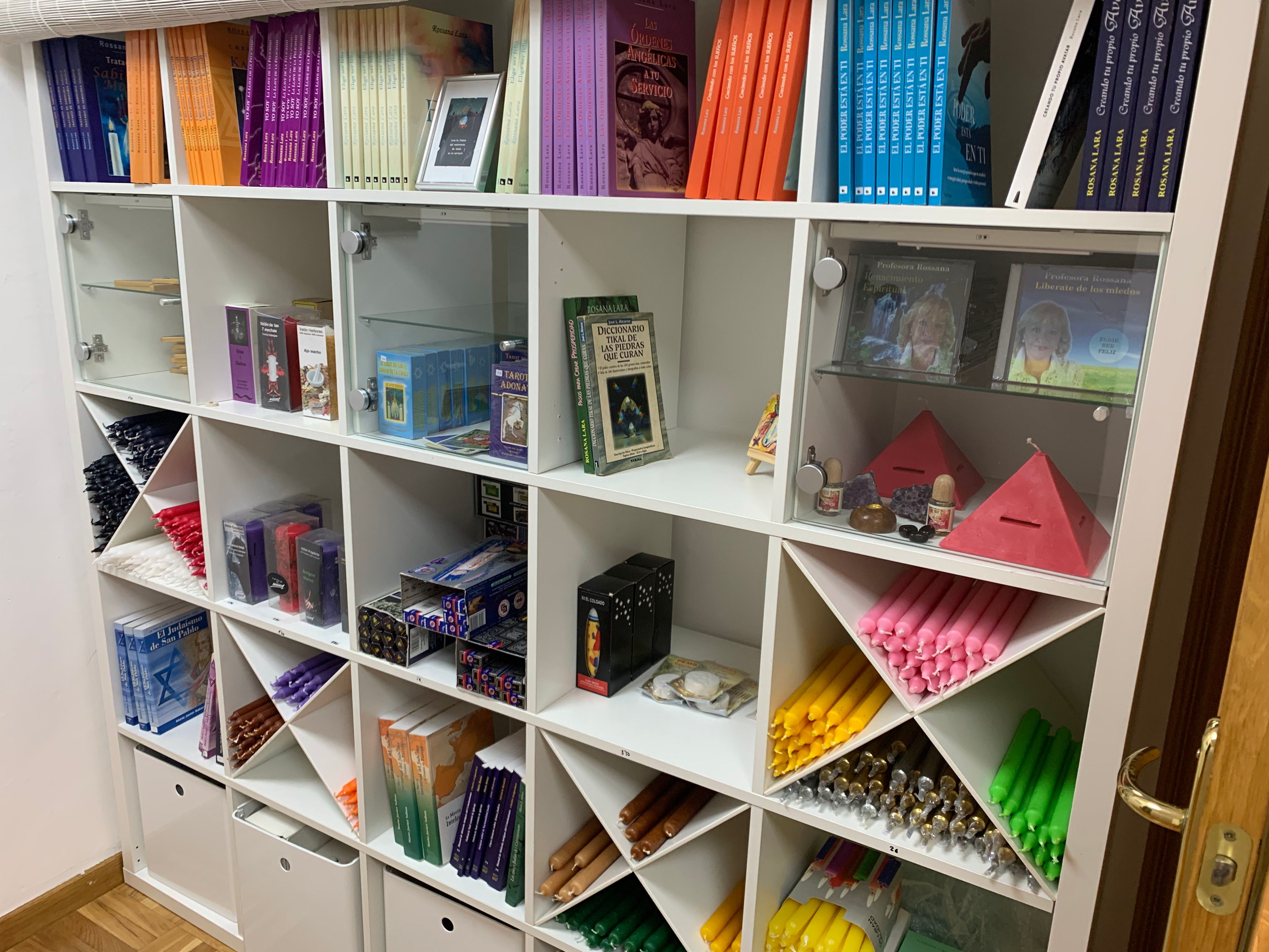 Estantería del centro con velas, inciensos y material para consultas de tarot