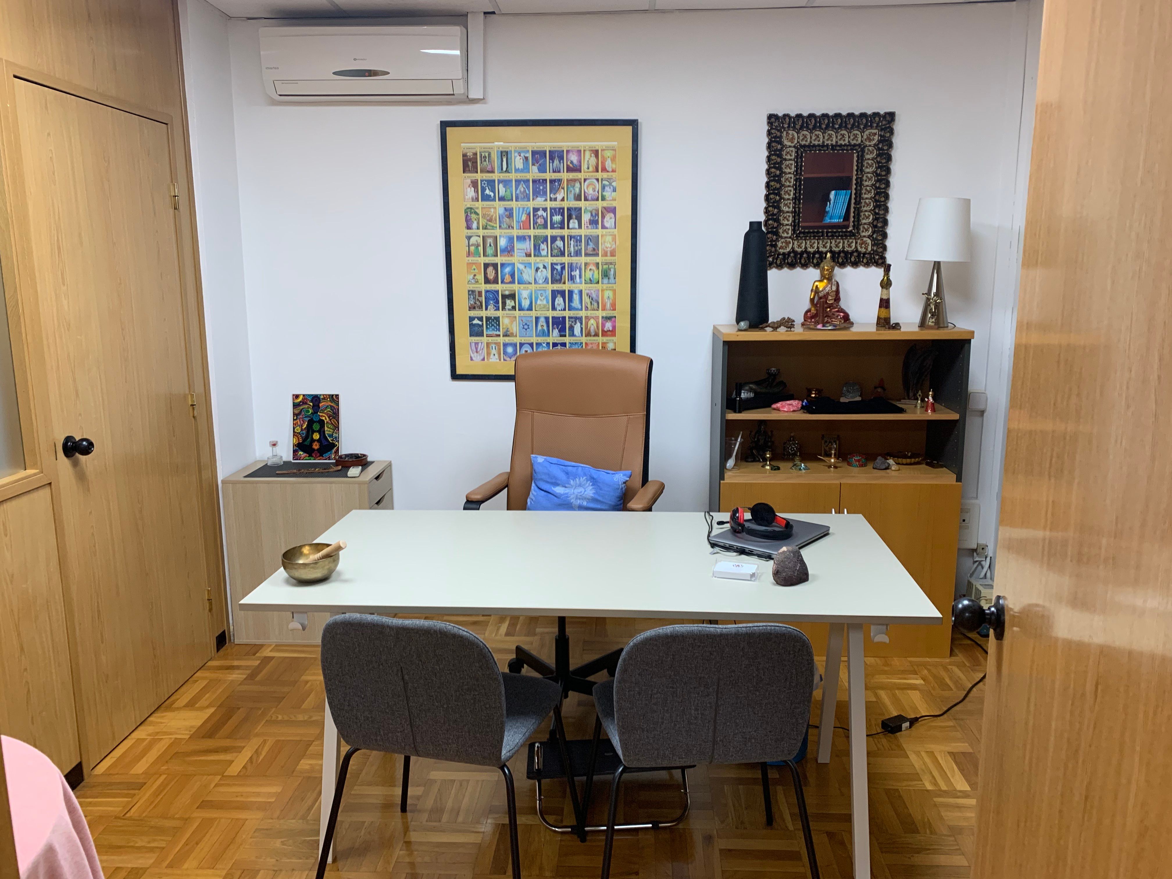 Sala de consulta del gabinete Tarot Profesora Rossana en Barcelona, con su mesa y el panel de arcanos