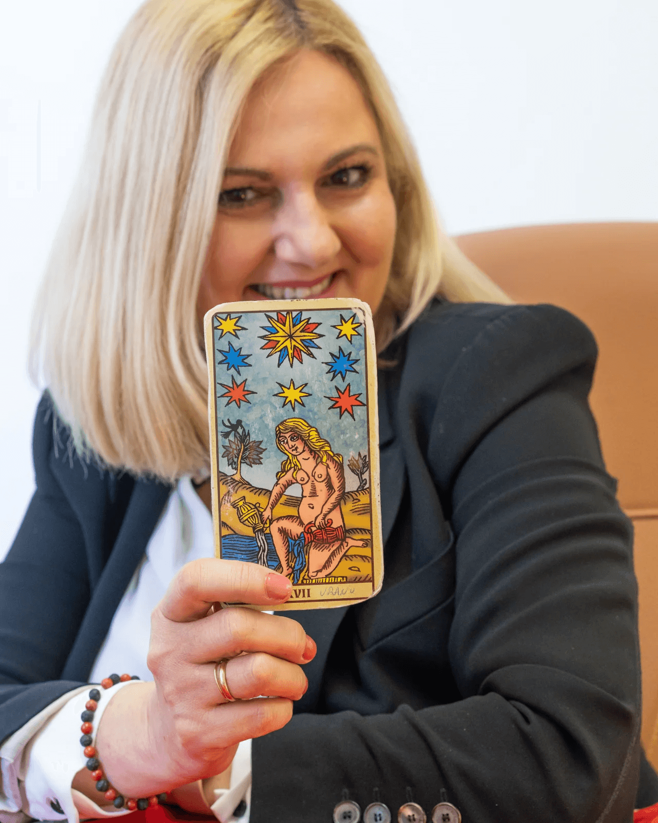Estela, tarotista del gabinete Tarot Profesora Rossana, muestra a cámara la carta de La Estrella en la consulta de tarot online
