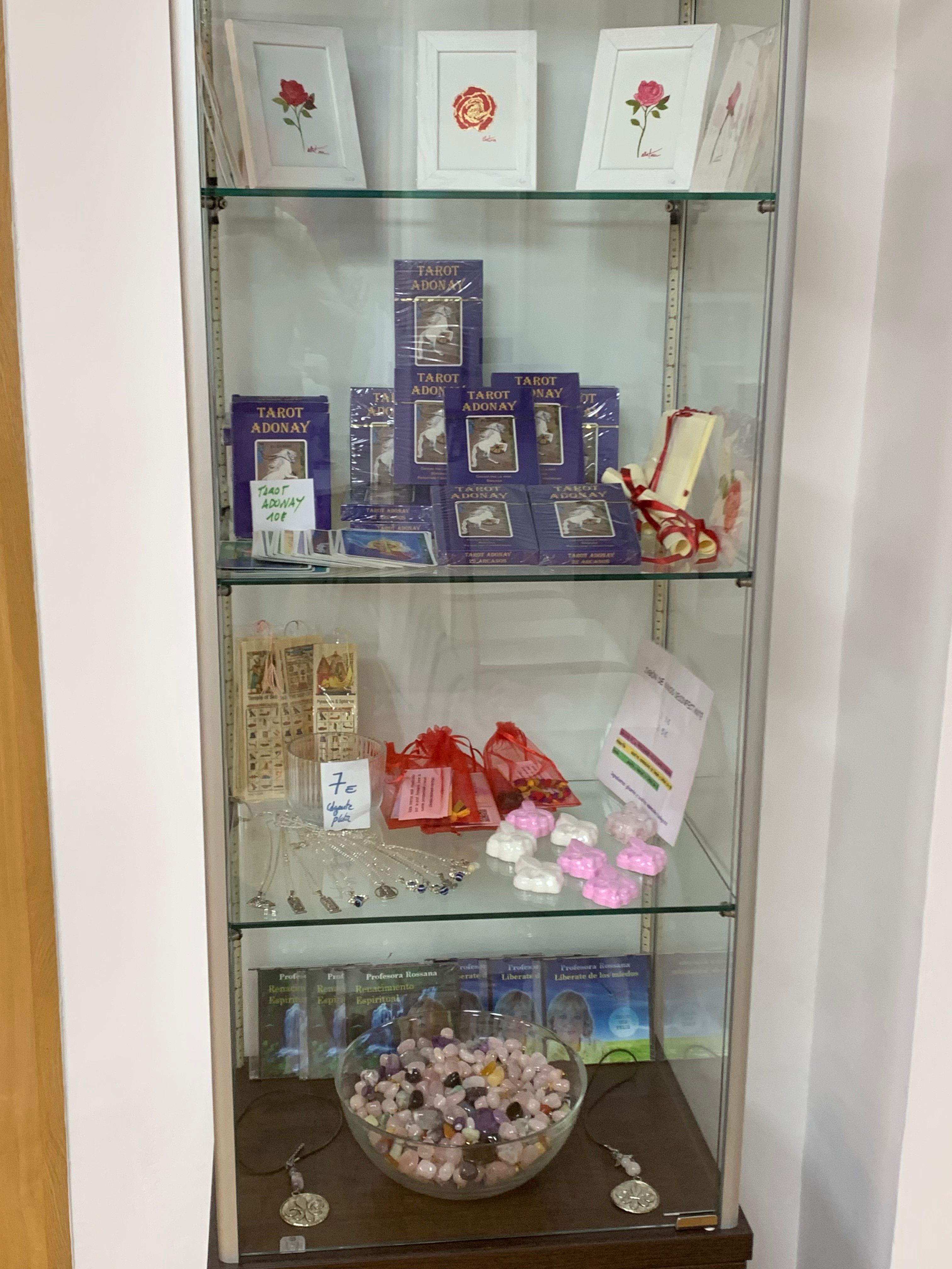 Vitrina del gabinete con las barajas Tarot Adonay y libros de la Profesora Rossana